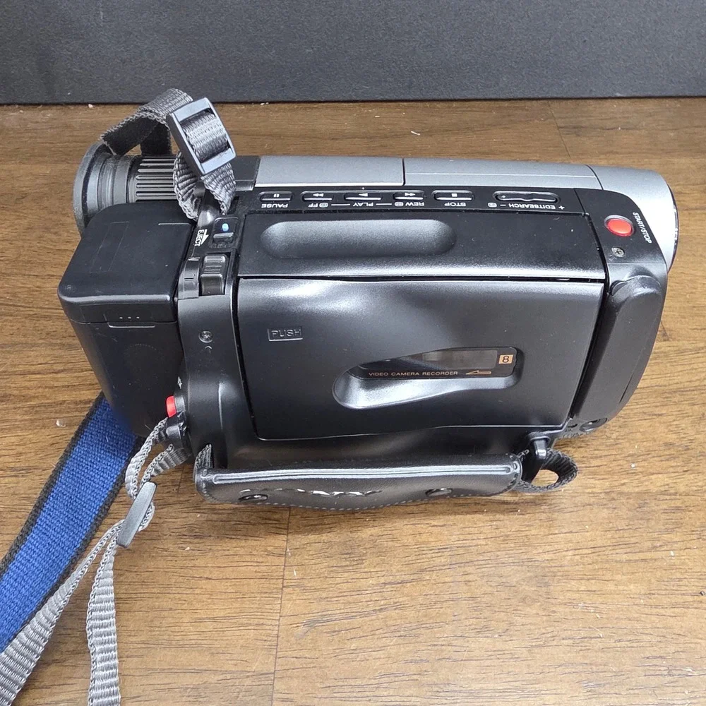 Sony Handycam CCD-TRV21 NTSC Video 8 Camcorder Silver 24x Digital Zoom